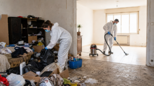 L'intervention de 2 agents professionnels du nettoyage dans une maison insalubre
